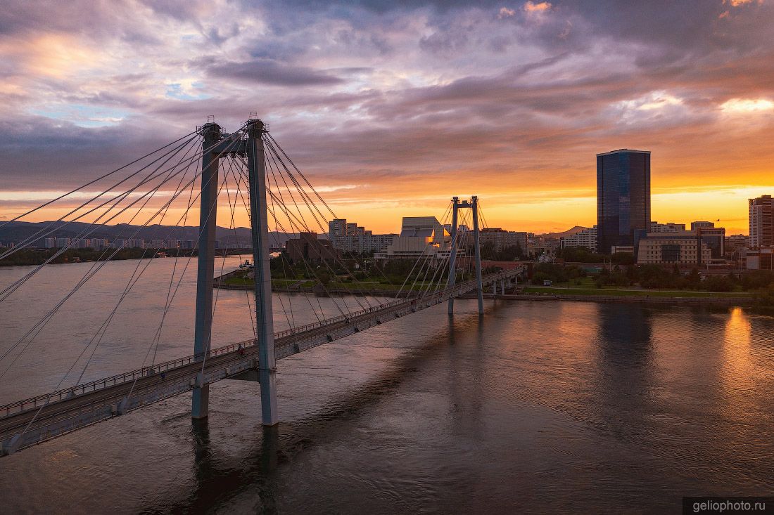 Виноградовский пешеходный мост в Красноярске фото