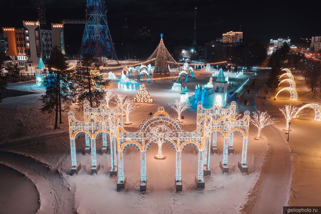 Сквер Ямальский с новогодней подсветкой в Ноябрьске фото