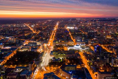 Центр Новосибирска с высоты на закате фото