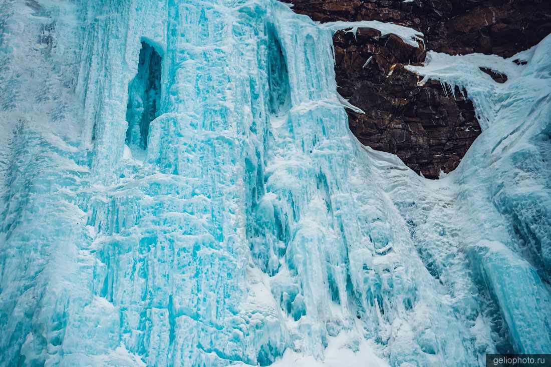 Водопад Красные камни зимой фото