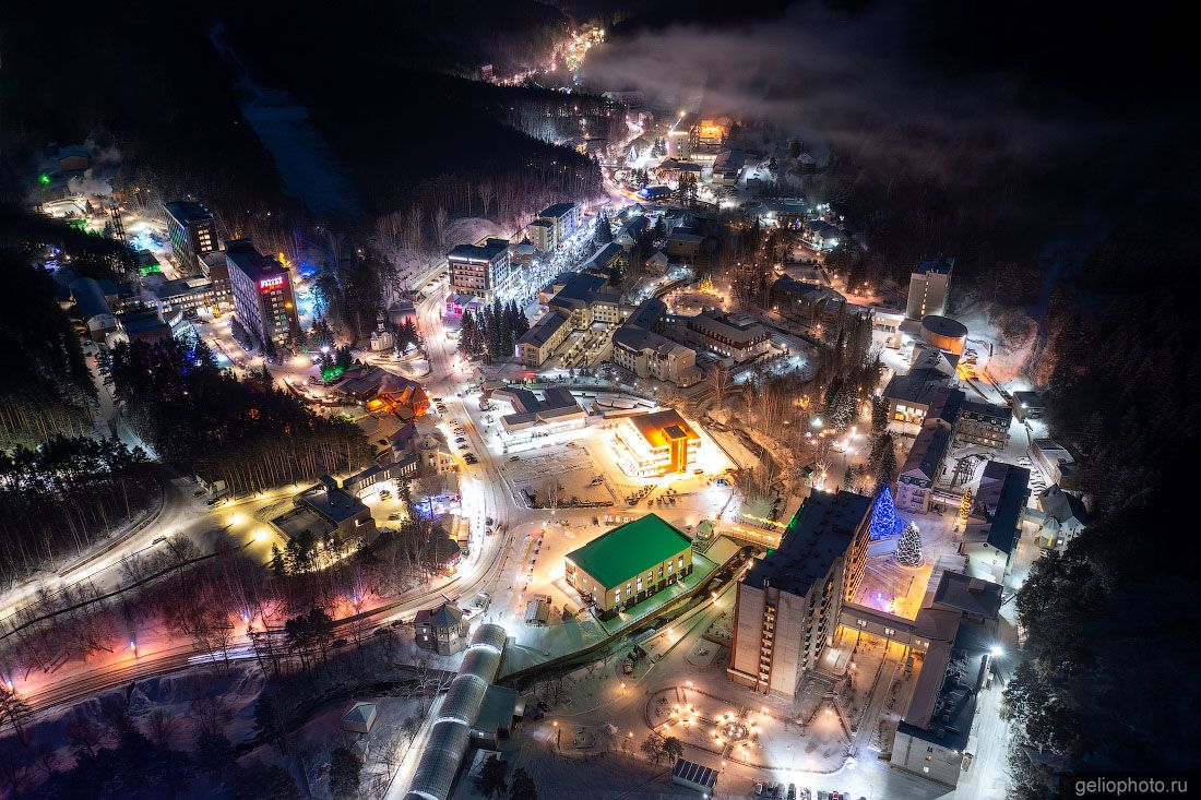 Зимний курорт Белокуриха в Алтайском крае ночью фото