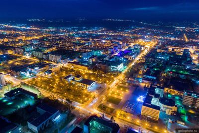 Центр Южно-Сахалинска с высоты ночью фото