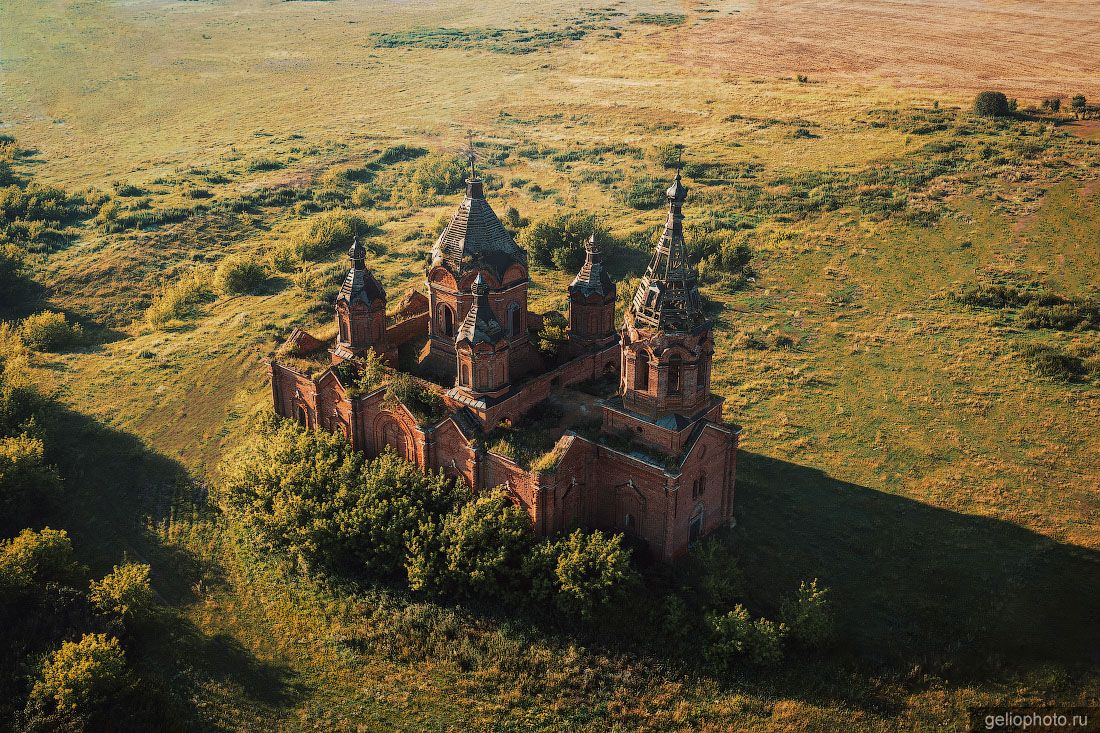 Заброшенный храм Троицы Живоначальной в Танкеевке с высоты фото