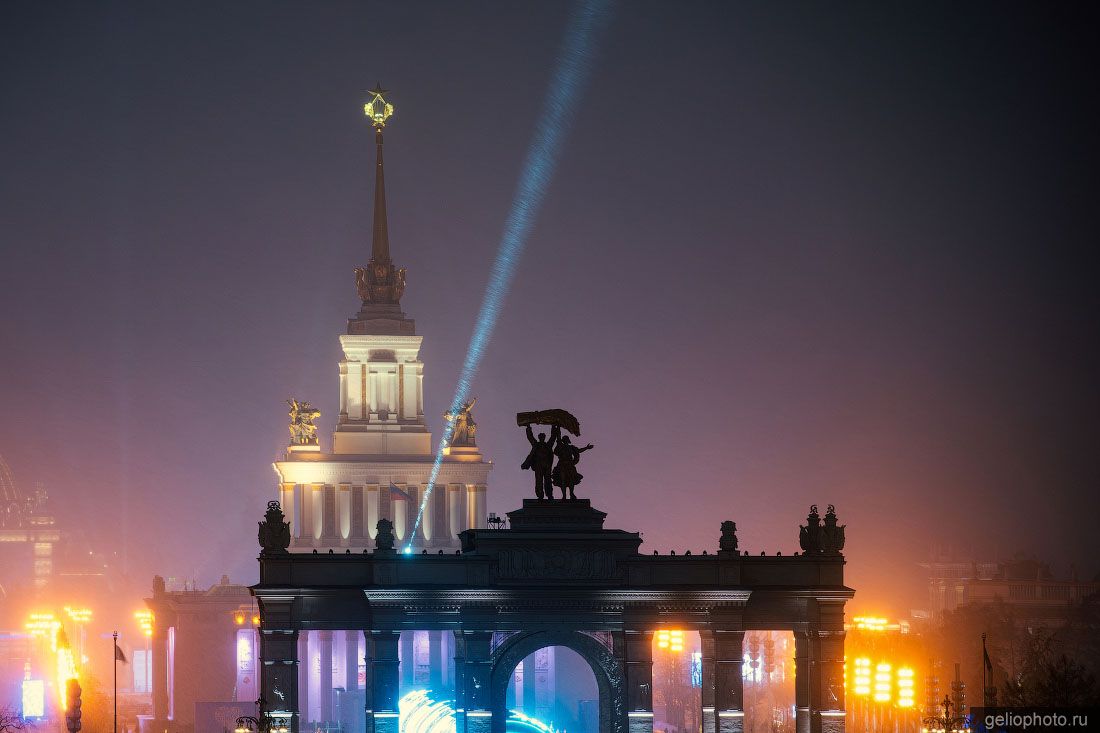 ВДНХ павильон Центральный в Москве вечером фото