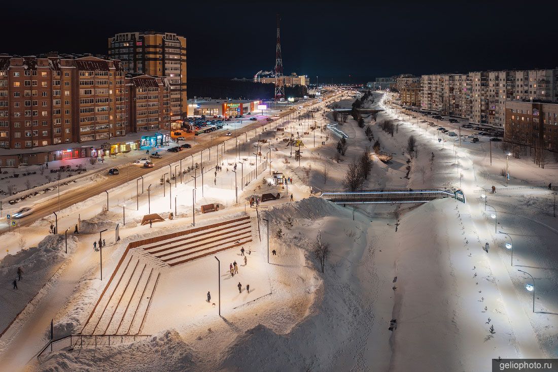 Набережная Газовиков на реке Чибью в Ухте вечером фото