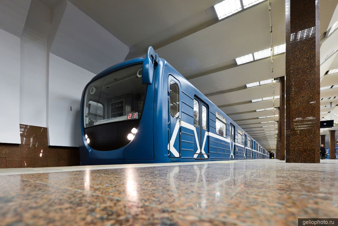 Поезд на станции Маршала Покрышкина в Новосибирске фото