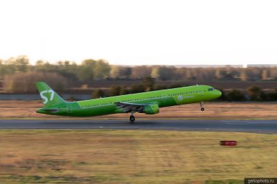 Airbus A321 S7 на взлёте в Толмачево фото