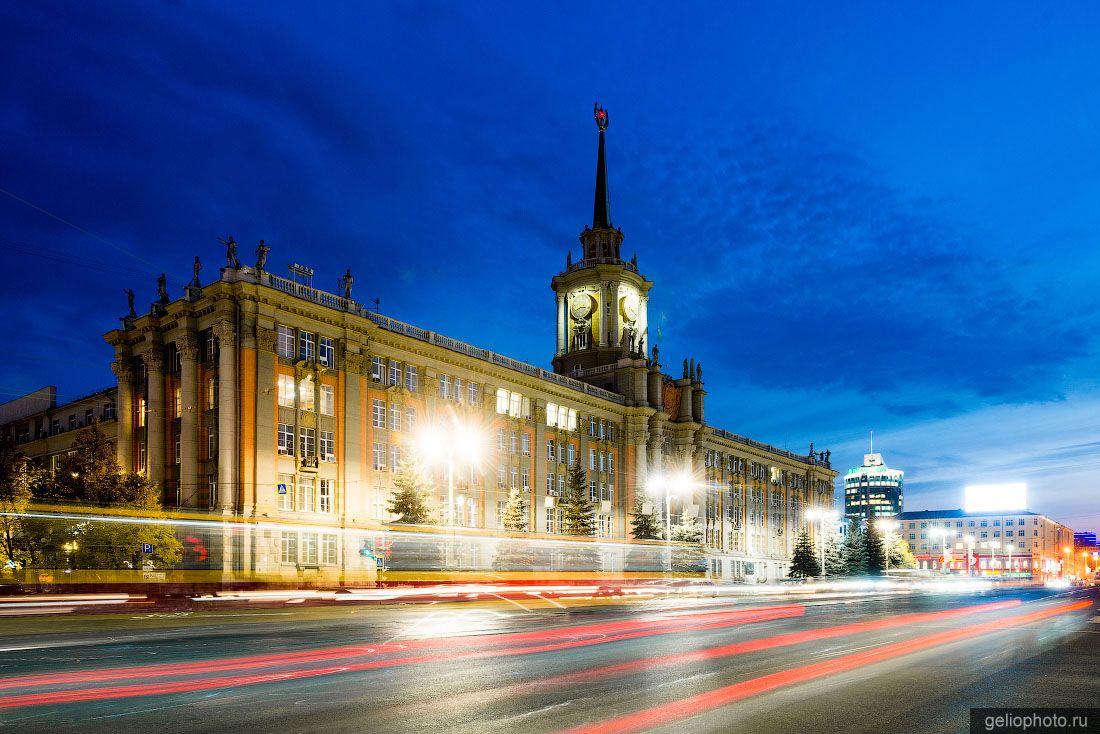 Администрация Екатеринбурга вечером фото