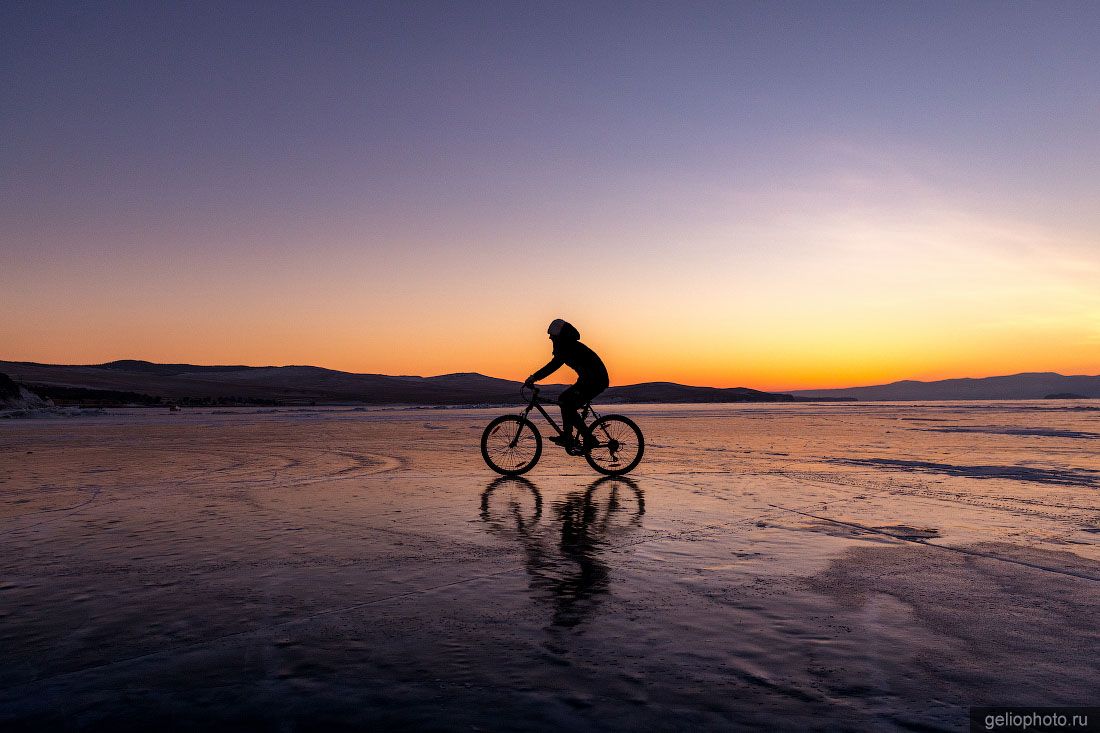 Велосипедист на Байкале зимой фото