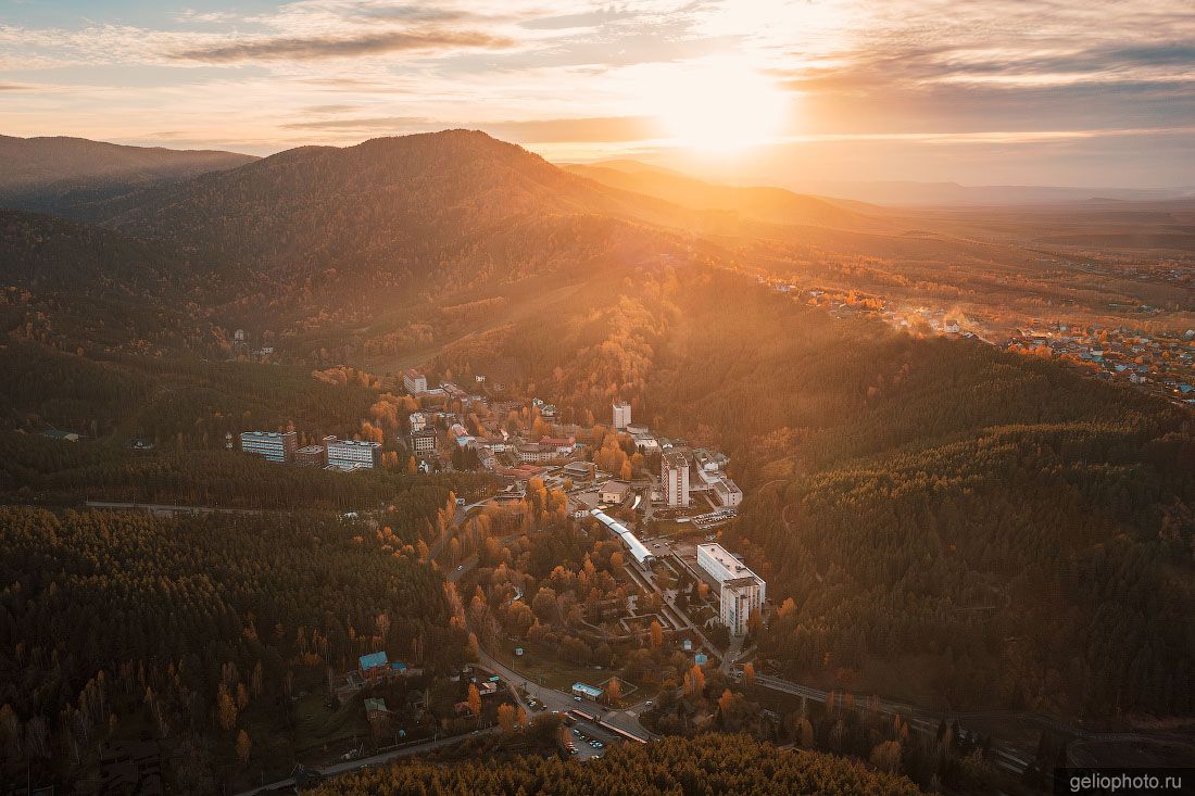 Курорт Белокуриха в Алтайском крае на закате фото