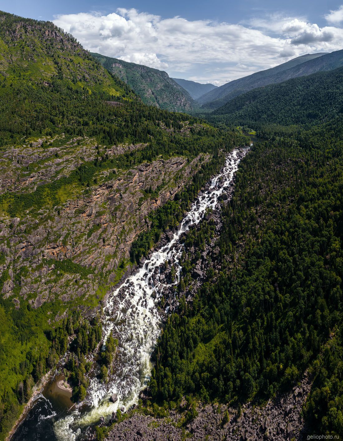 Река Чульча в Горном Алтае с высоты летом фото