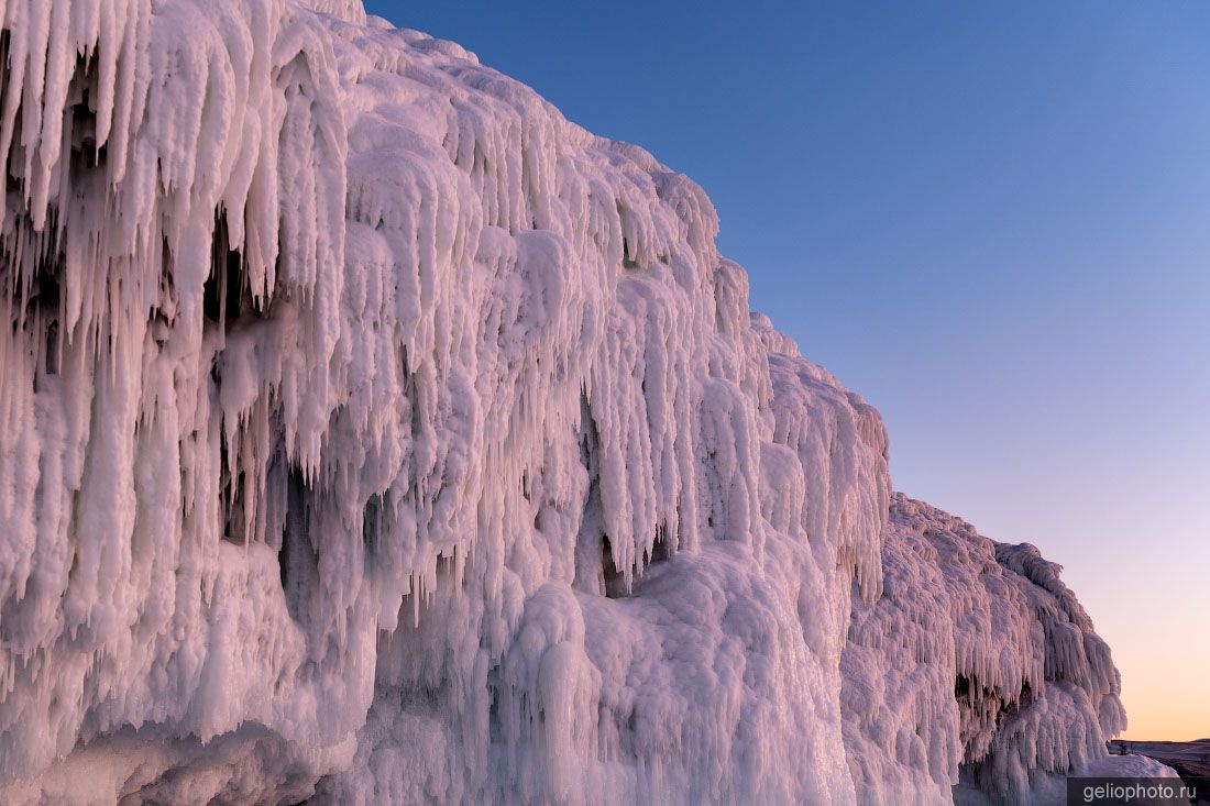 Сосульки на скалах Байкала фото
