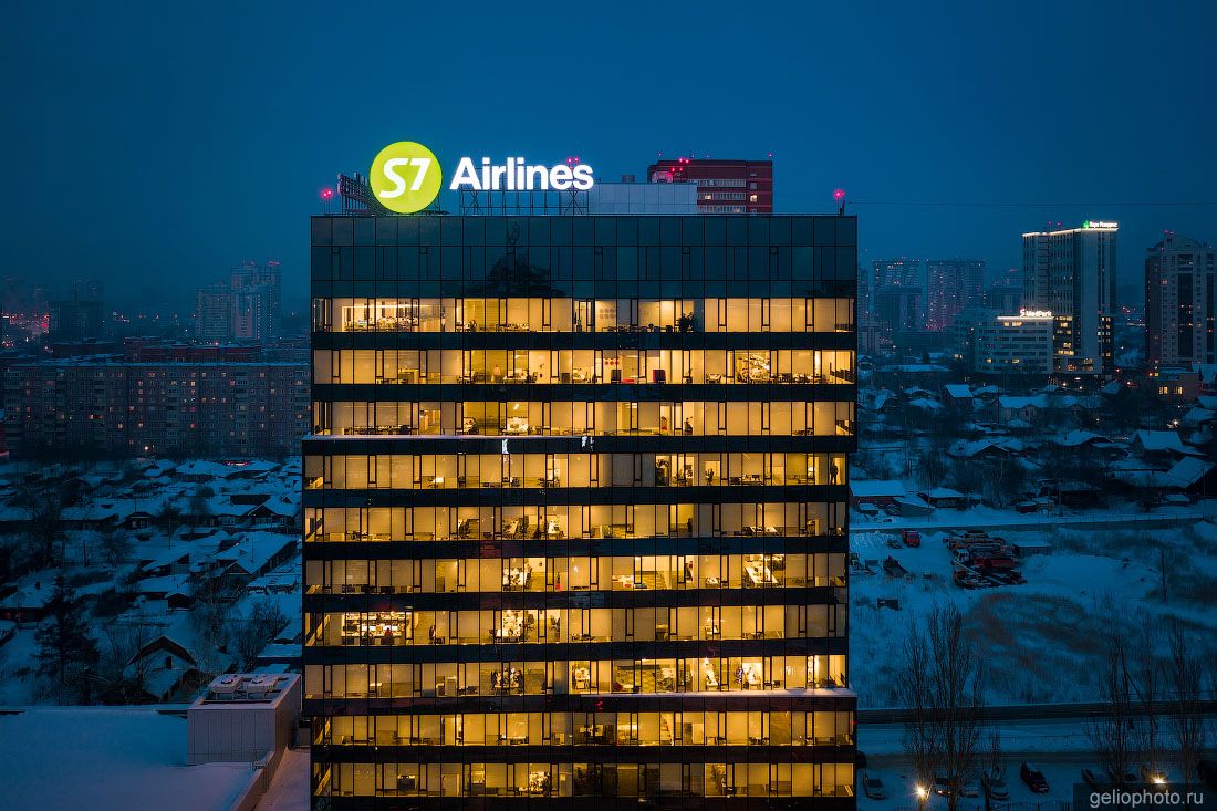 Офис S7 Airlines в Новосибирске вечером фото
