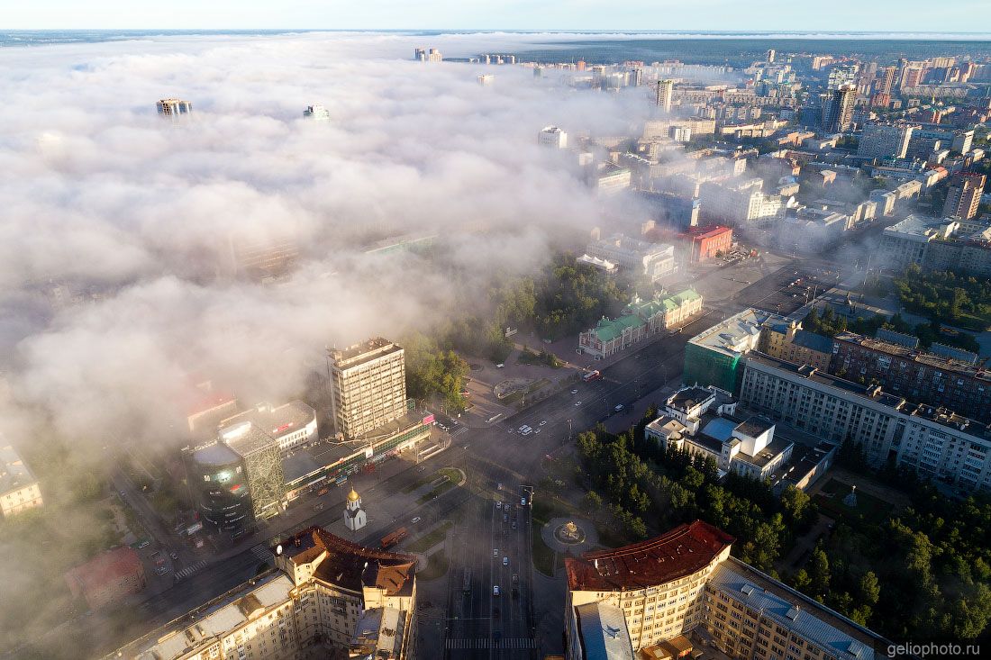 Центр Новосибирска с высоты в тумане фото
