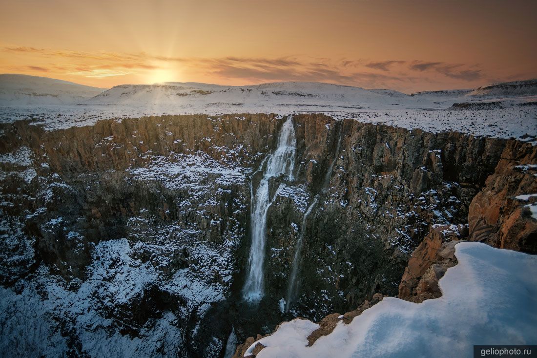 Водопад Невеста на плато Путорана с высоты фото