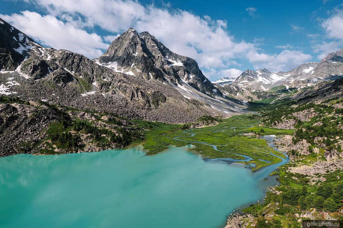 Каменистый мыс на озере Дарашколь с высоты фото