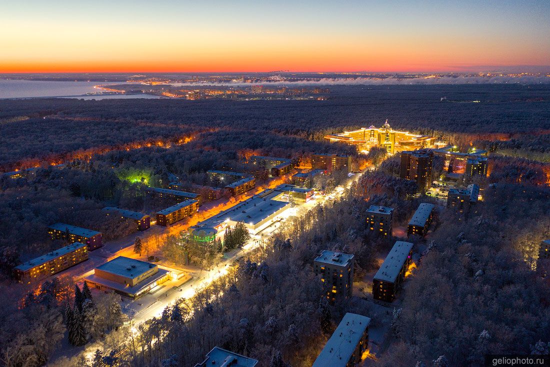 Улица Ильича в Новосибирском академгородке вечером фото