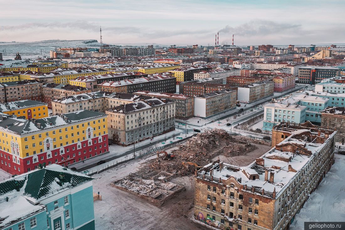 Снос дома на улице Богдана Хмельницкого в Норильске фото