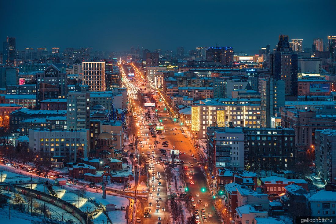Красный проспект в Новосибирске ночью фото