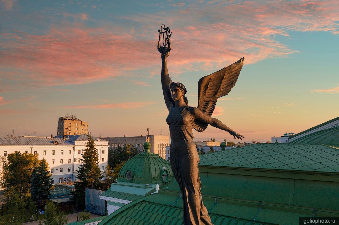 Скульптура Ники на драмтеатре в Омске фото