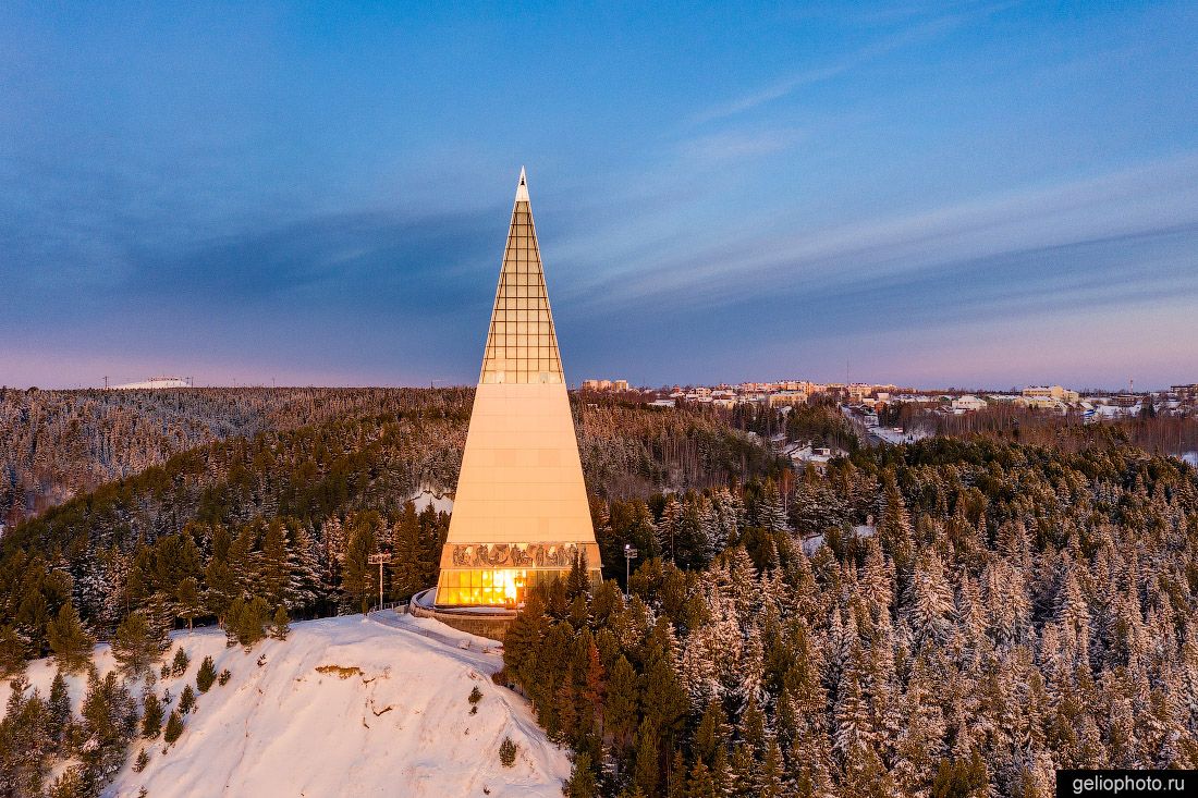 Памятник Первооткрывателям земли Югорской фото