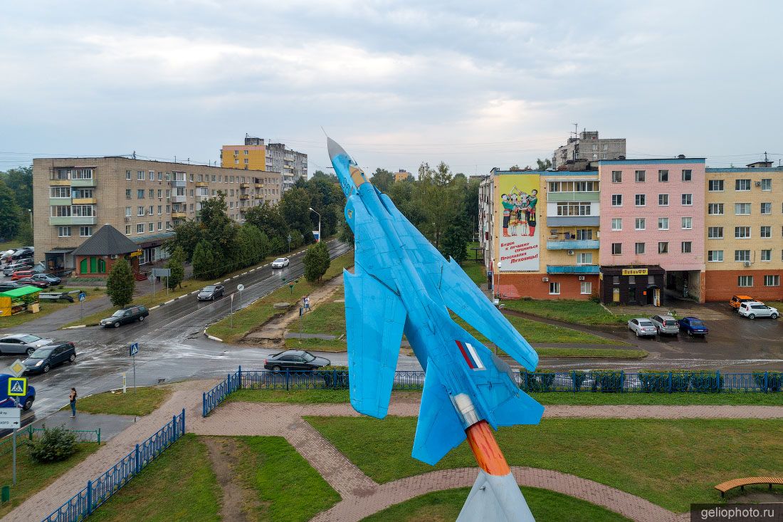 Памятник МиГ-23 в Луховицах фото
