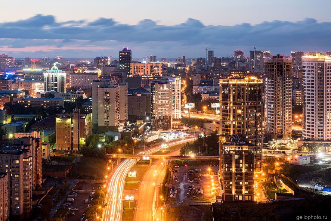 Улица Ипподромская в Новосибирске вечером фото