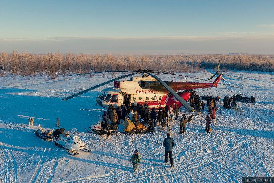 Посадка на вертолёт Ми-8Т авиакомпании КрасАвиа фото