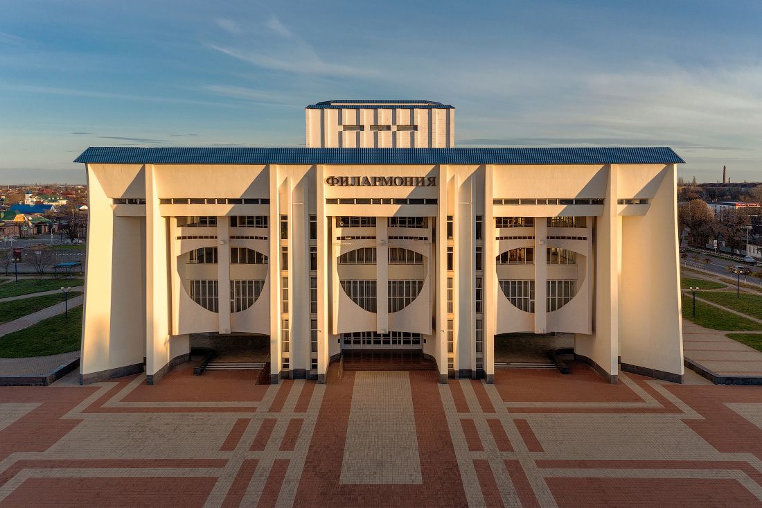 Здание филармонии Республики Адыгея в Майкопе фото