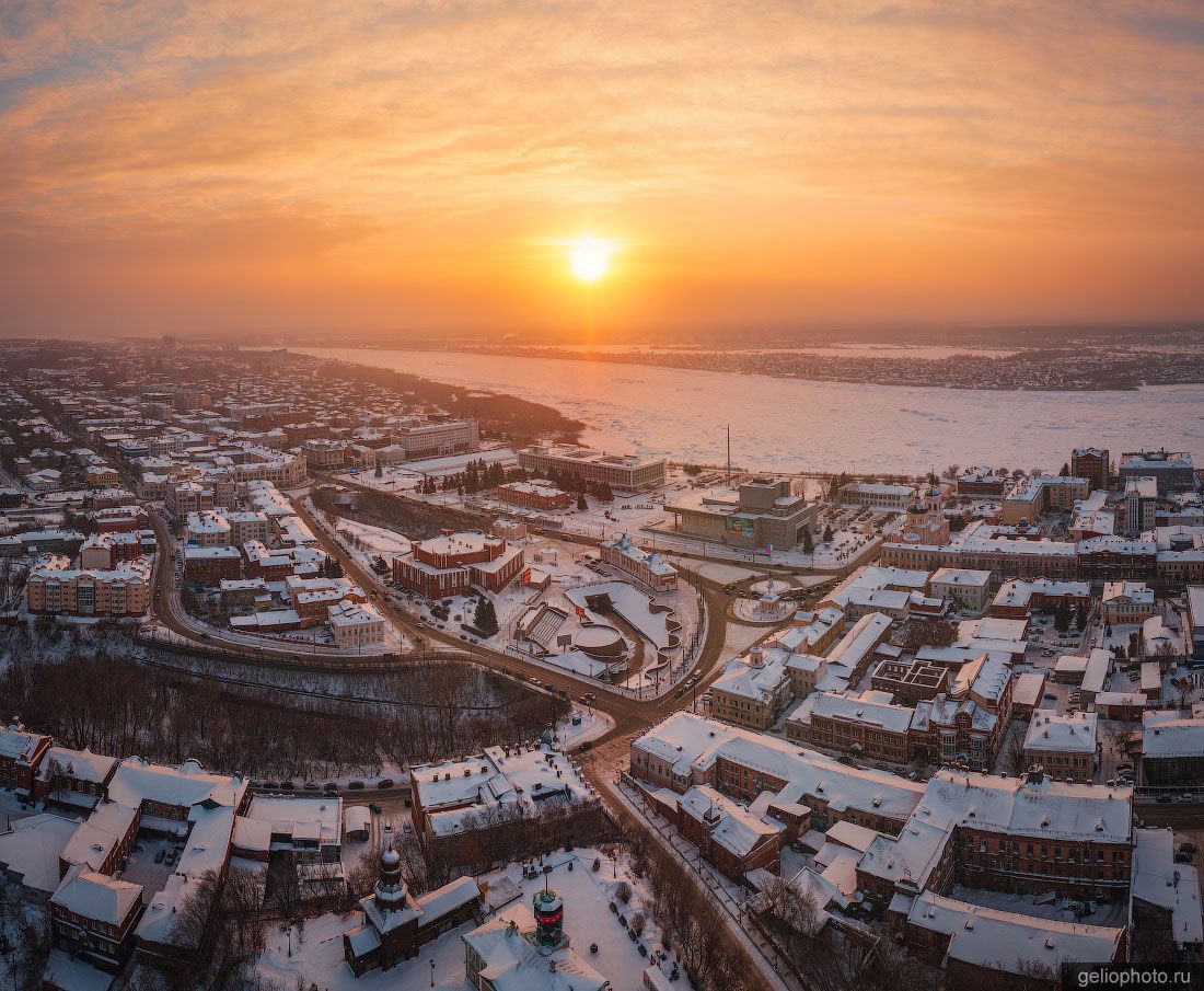 Центр зимнего Томска на закате с высоты фото