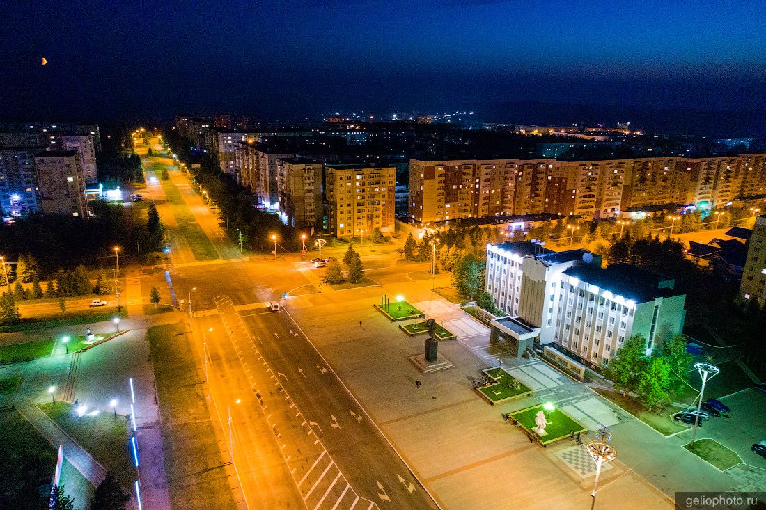 Проспект Дружбы народов в Нерюнгри вечером фото