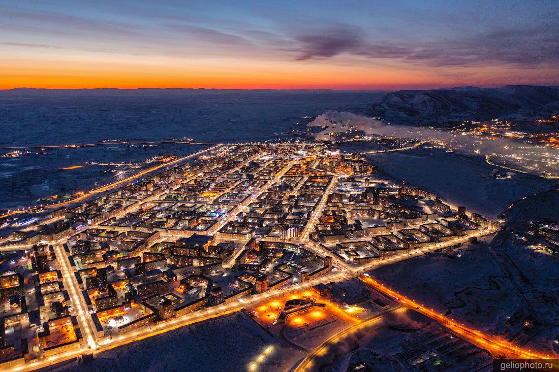 Панорамный вид на Норильск вечером с высоты фото