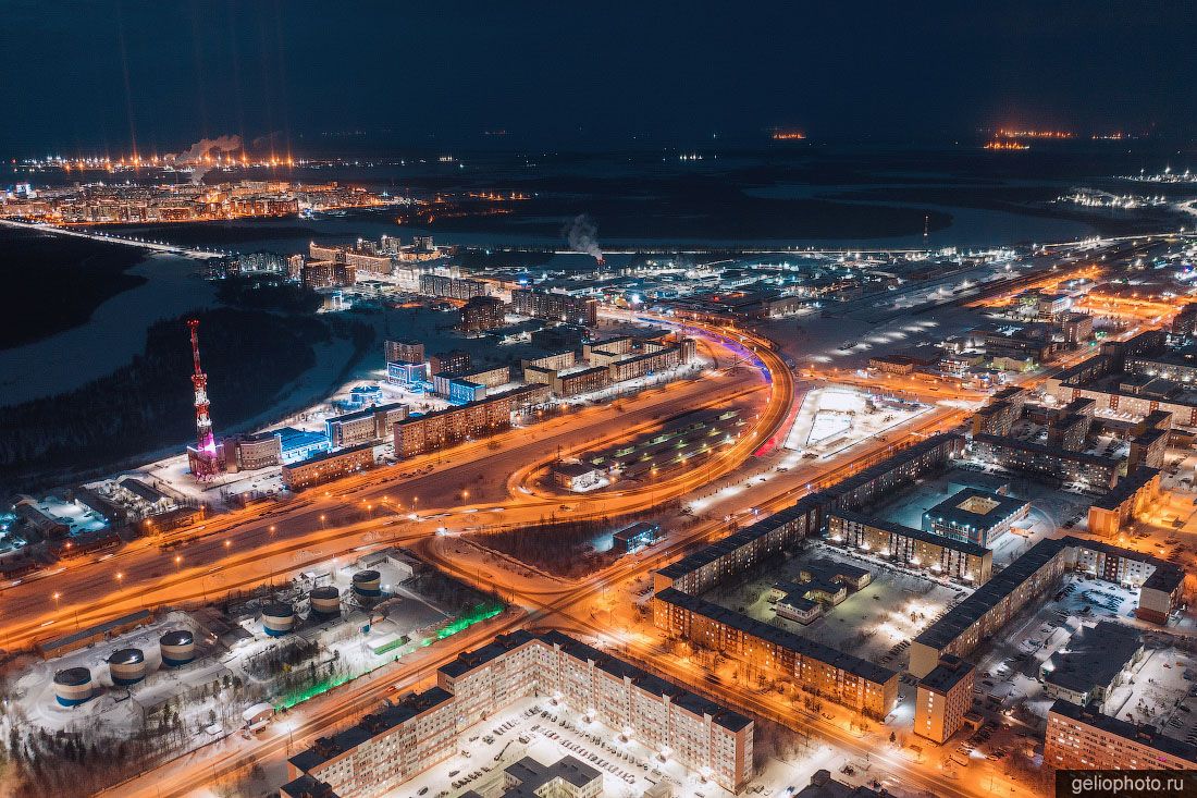 Улица Магистральная в Новом Уренгое вечером фото