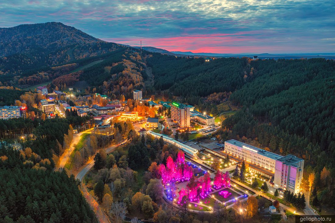 Осенняя Белокуриха вечером с высоты фото