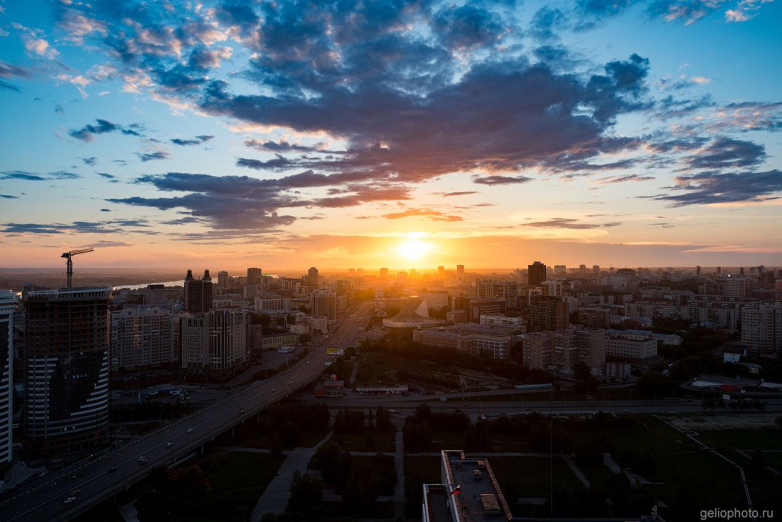 Октябрьская магистраль в Новосибирске на закате фото