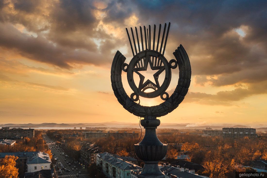 Звезда на доме со шпилем в Комсомольске-на-Амуре фото