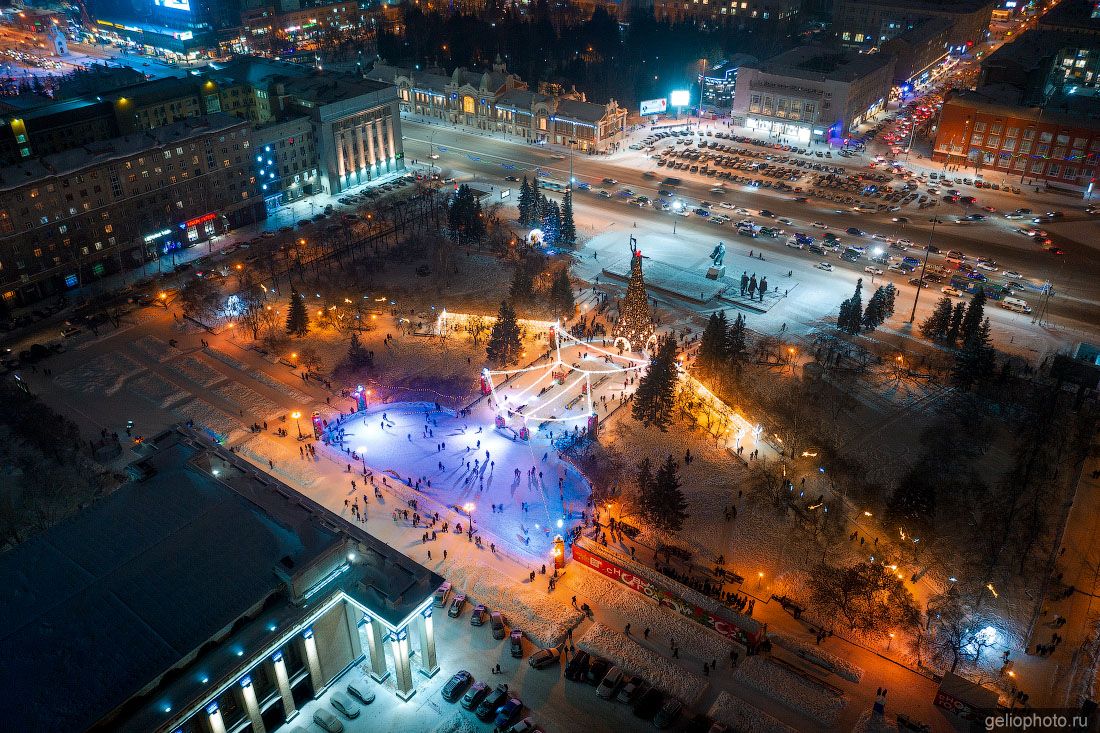 Каток возле Оперного театра в Новосибирске фото