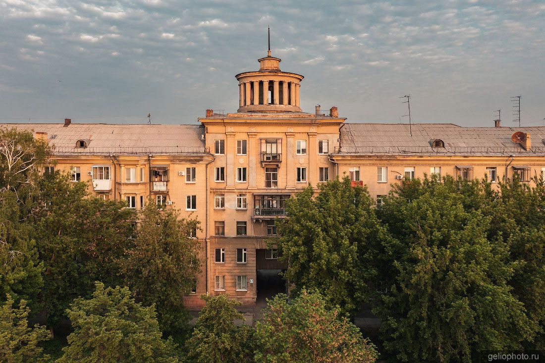 Башня с колоннами на жилом доме в Магнитогорске фото