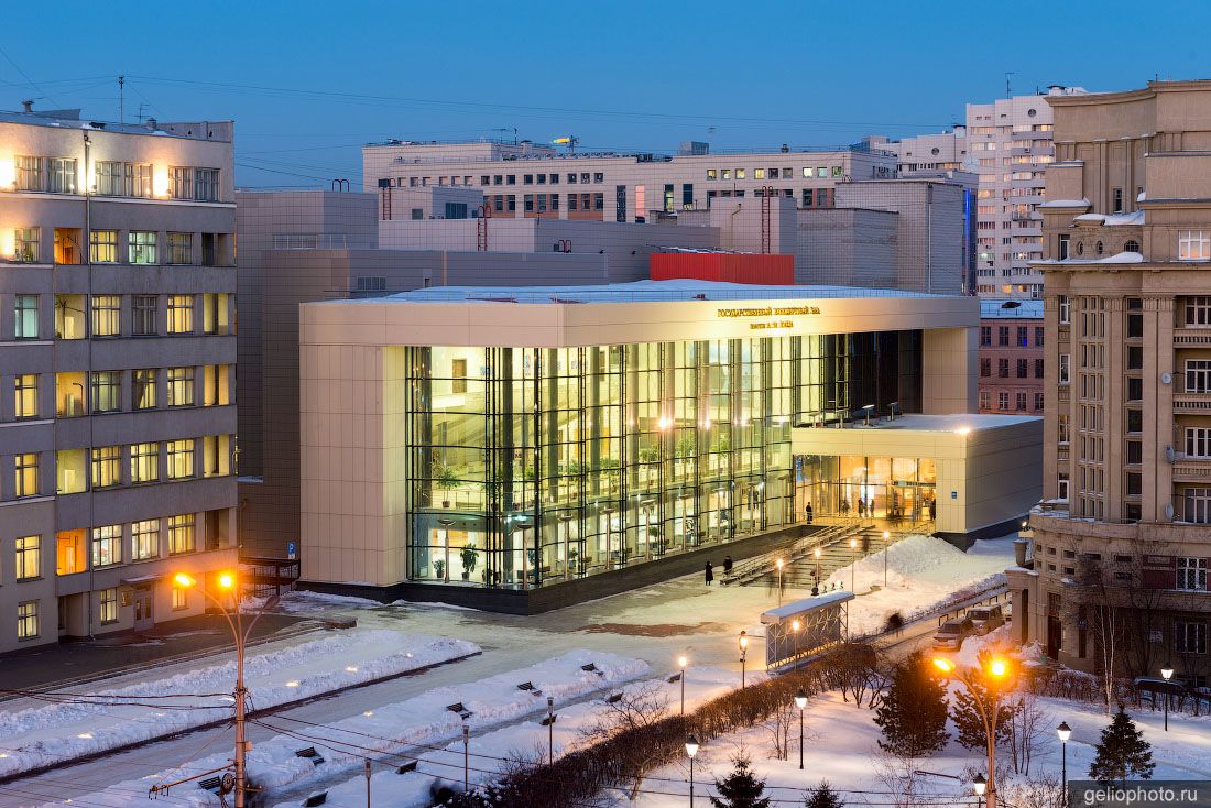Государственный концертный зал Каца в Новосибирске вечером фото
