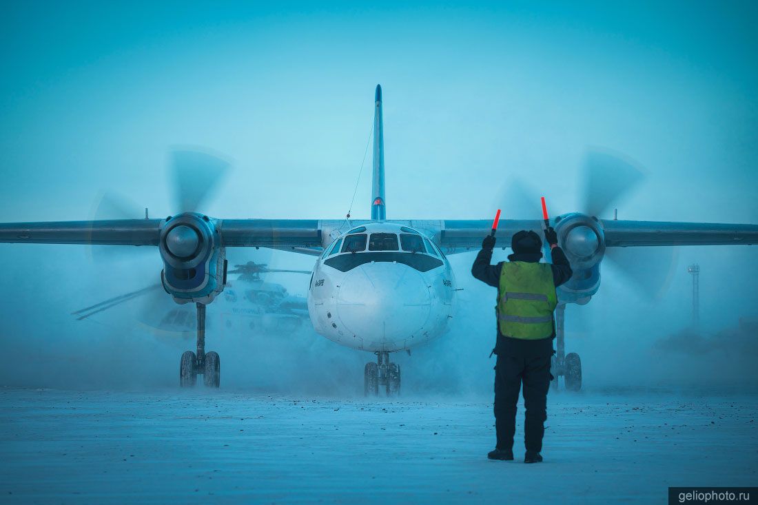Установка самолёта на стоянку в аэропорту Тикси зимой фото