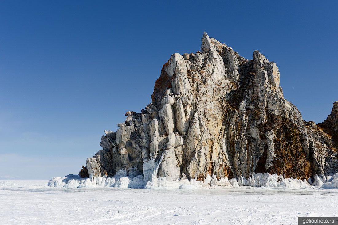 Скала Шаманка на Байкале зимой фото