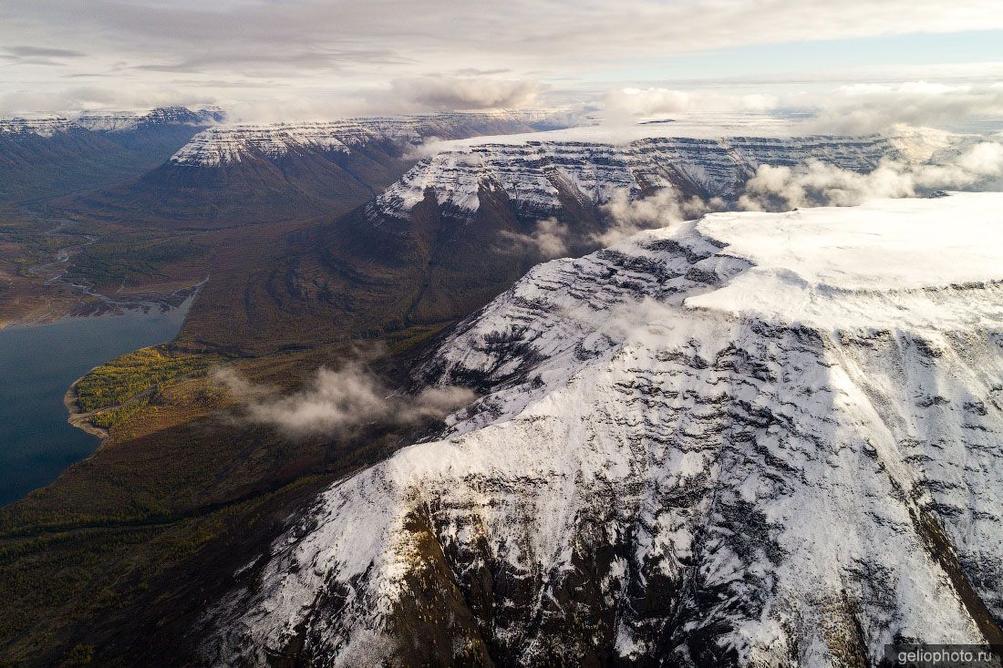 Заснеженные вершины гор на плато Путорана фото