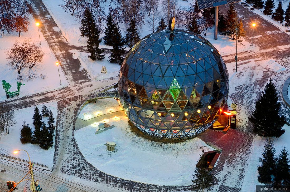 Кафе Шарик в Новосибирске вечером фото