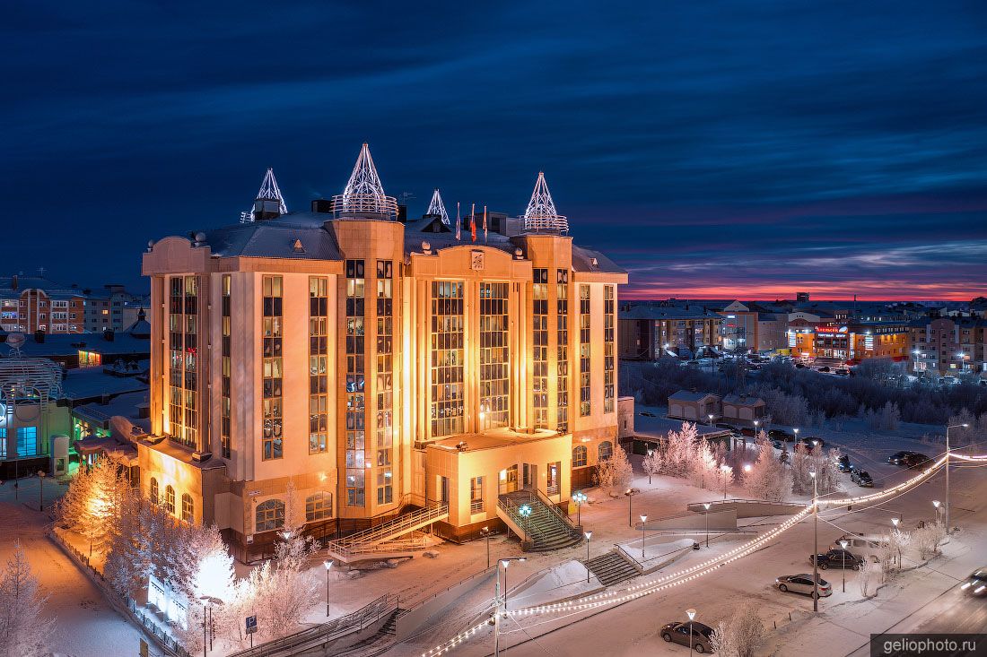 Мэрия Салехарда вечером фото