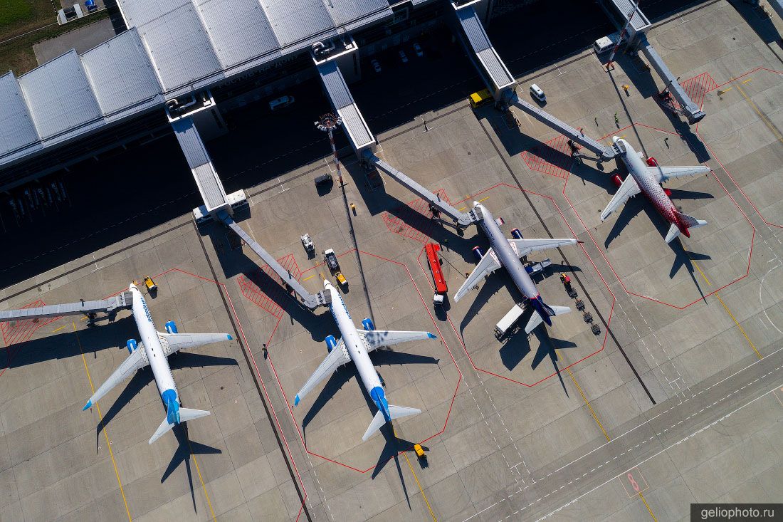 Самолёты в аэропорту Ростова-на-Дону вид сверху фото