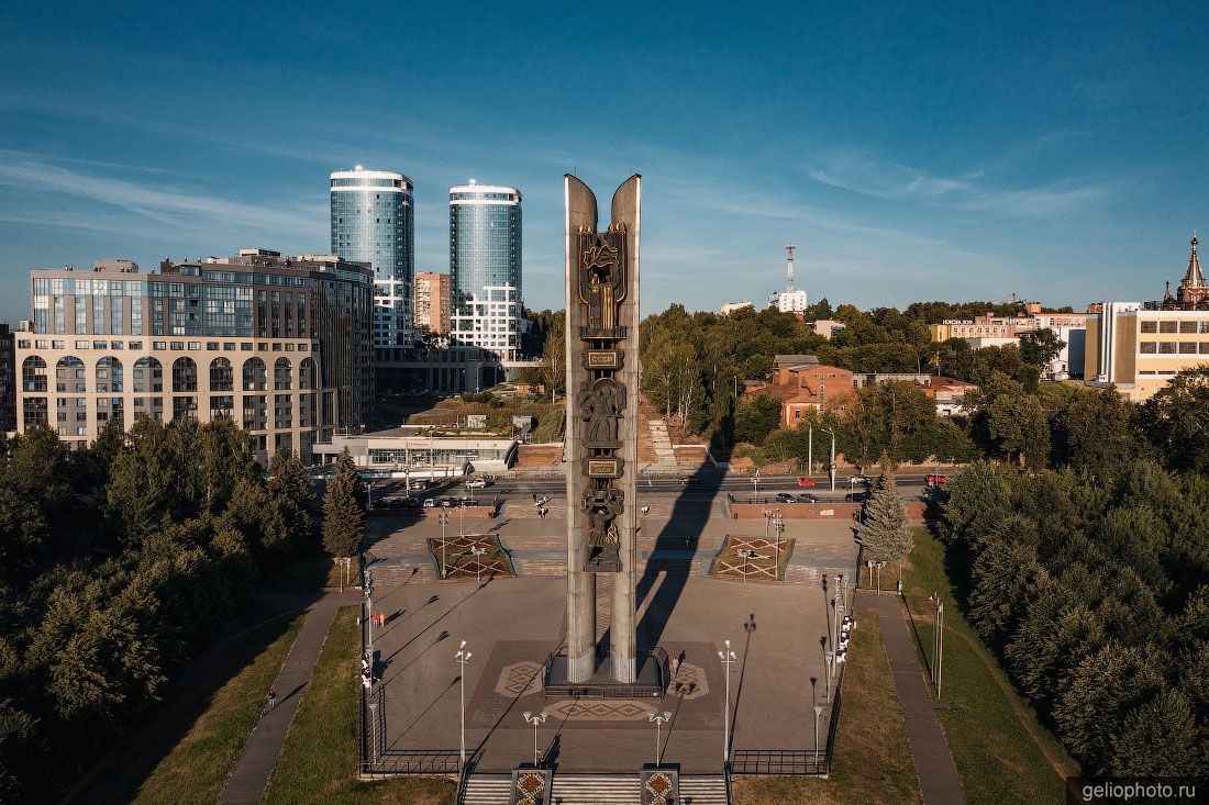 Монумент Дружба народов в Ижевске фото