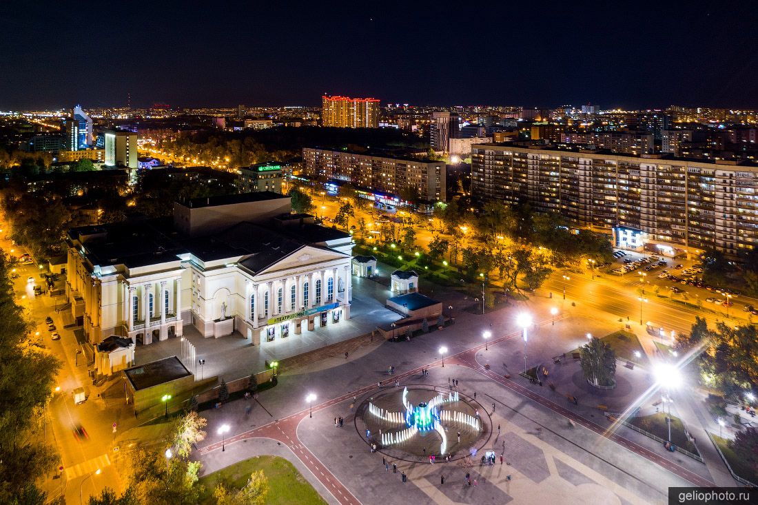 Тюменский драмтеатр ночью фото