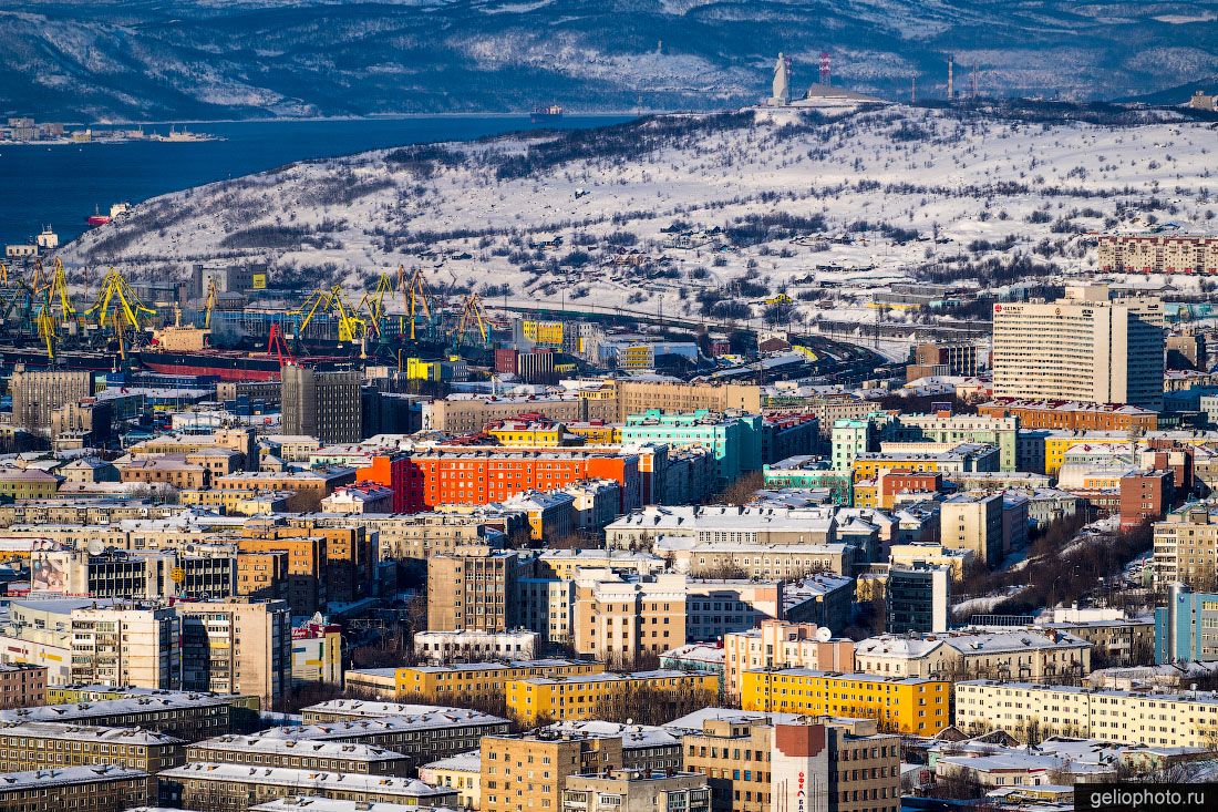 Вид на зимний Мурманск с высоты фото