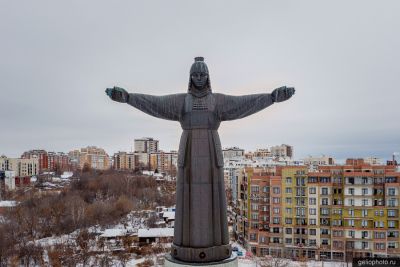 Монумент Матери-Покровительницы в Чебоксарах фото