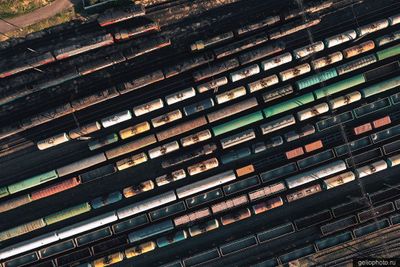 Вагоны в ЖД вокзале Оренбурга с высоты фото